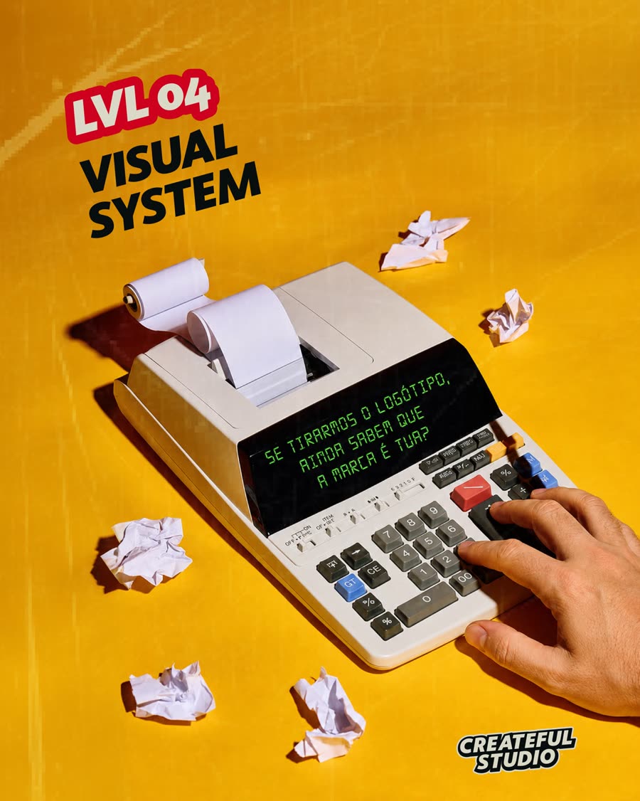 Post LVL 04 Visual System, calculadora vintage sobre fundo amarelo